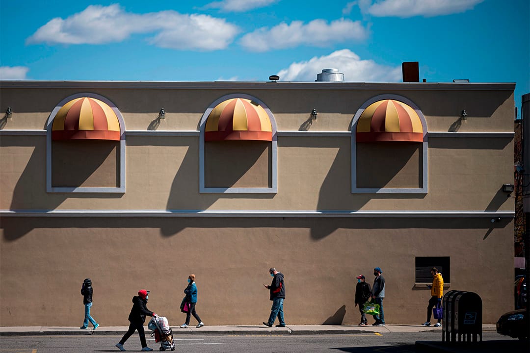 2020年4月11日，市民在纽约市的超市前排队时，他们保持社交距离。