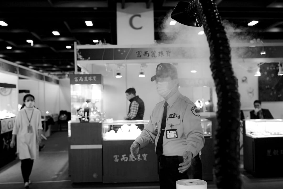 2020年2月21日台北，台北世貿中心珠寶展內的保安，以消毒噴霧機消毒。