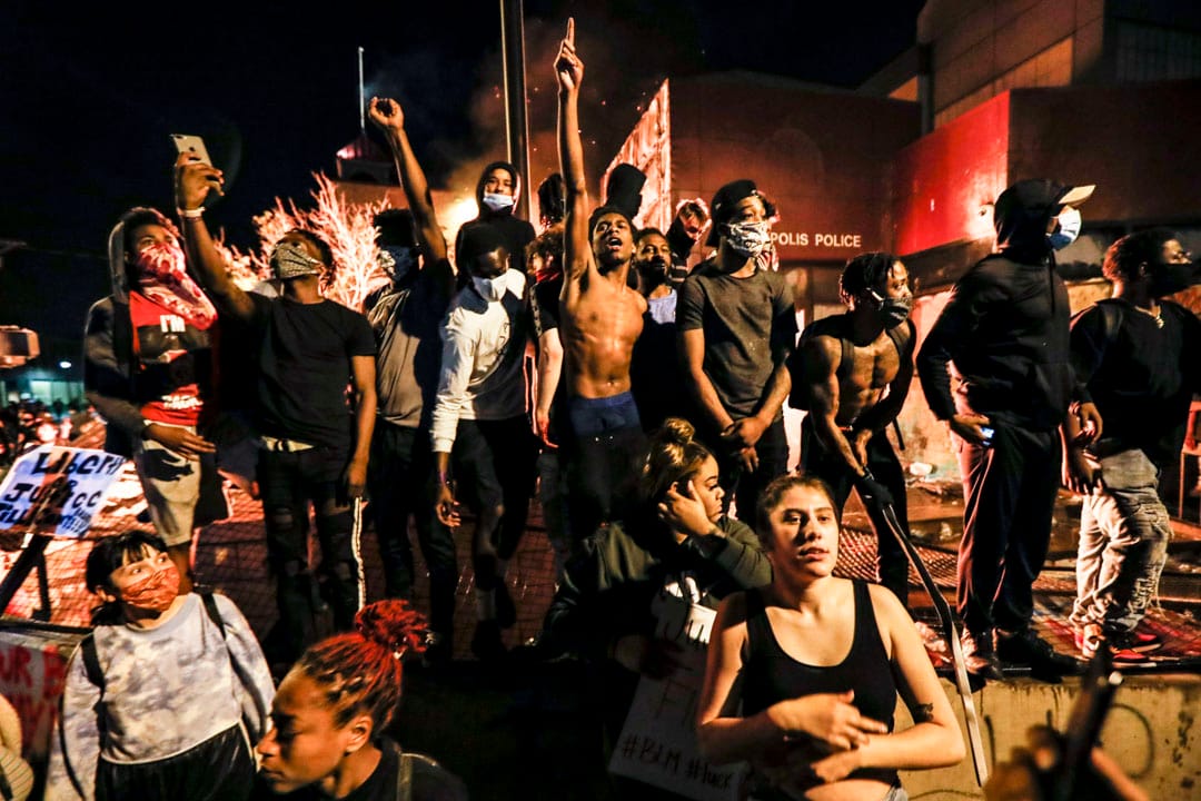 2020年5月28日美国明尼苏达州阿波利斯市，民众在焚烧中的警署外示威。