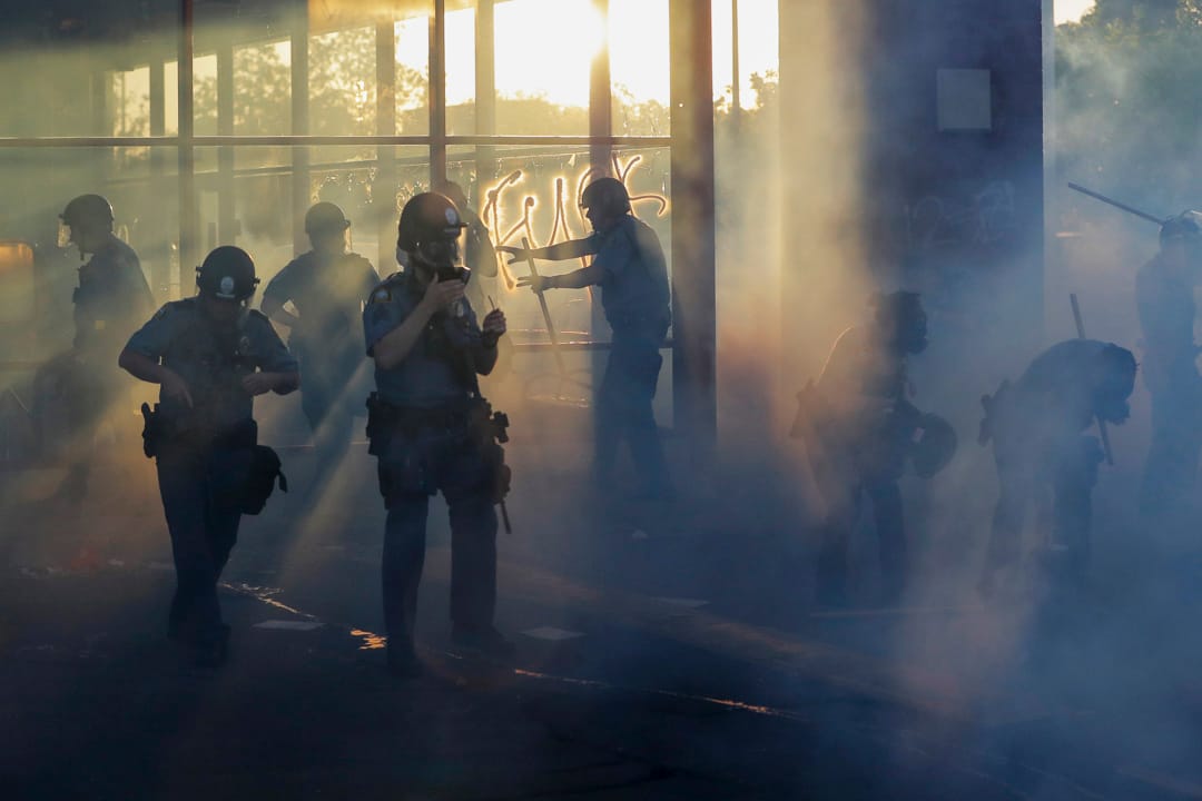 2020年5月28日美国明尼苏达州圣保罗，警察在连续第三晚出现的示威活动中。