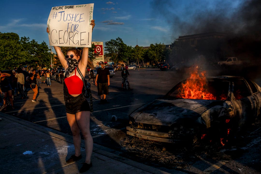 2020年5月28日美国明尼苏达州阿波利斯市，示威者于商店外示威者举起“Justice for George”的牌子。