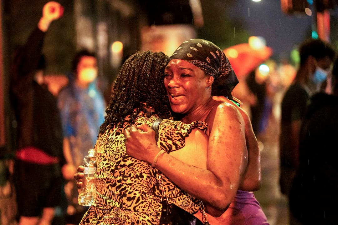 2020年5月26日，被警察杀害的乔治·佛洛伊德的女朋友沙兰达．希尔在事发地点附近，与友人相拥而哭。