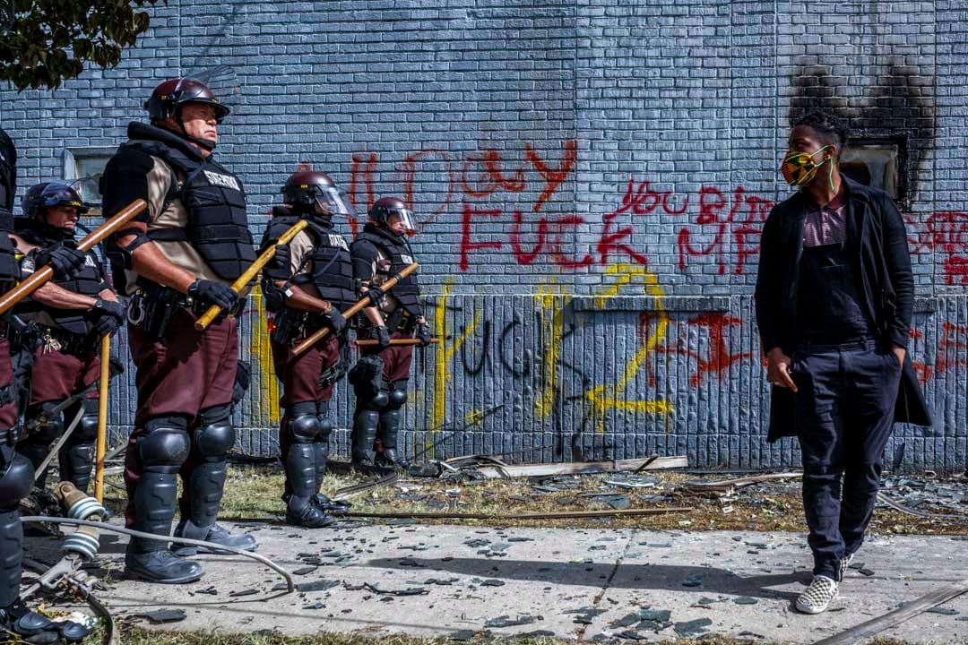 2020年5月29日美国明尼苏达州阿波利斯市，抗议者与明尼苏达州州警察对峙，抗议者要求为警察拘留中死亡的乔治·弗洛伊德（George Floyd）伸张正义。