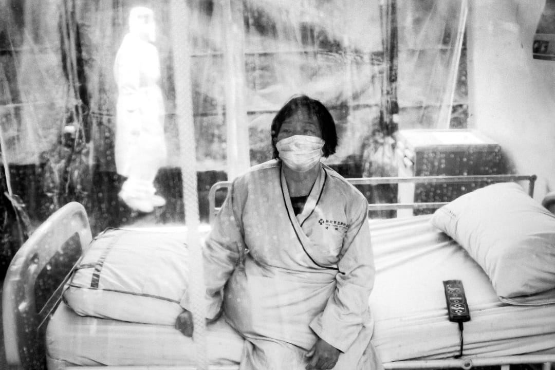 2020年3月14日新北市，新北市舉辦大規模防疫演習，模擬發生大規模社區感染等情境，一名扮演病人的女人坐在病床上。