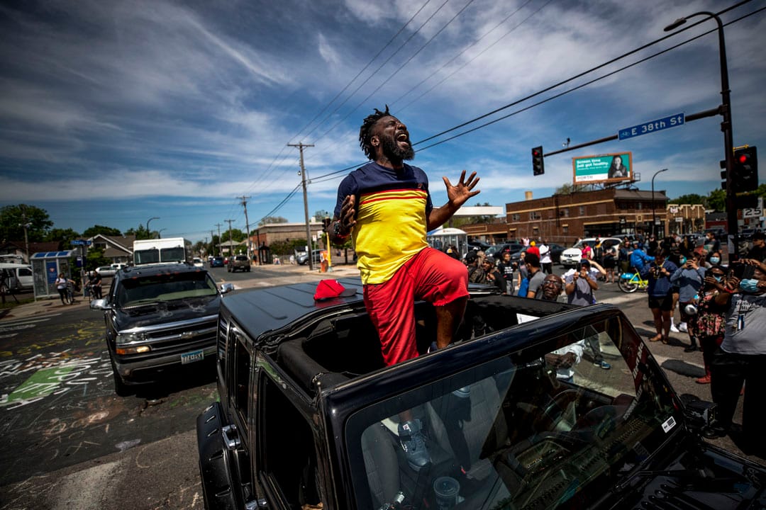 2020年5月28日美国明尼苏达州阿波利斯市，美国前职业美式足球员卡特（Tyrone Carter）在现场劝吁群众不要破坏乔治·佛洛伊德（George Floyd）被害地点附近的景物。