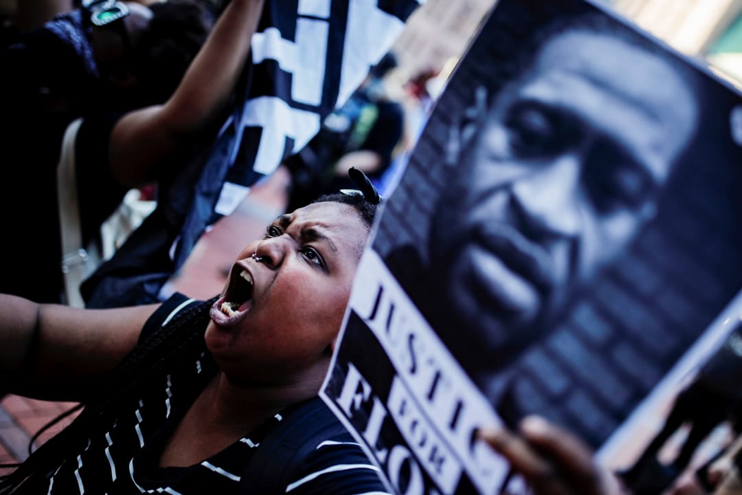 2020年5月28日美国明尼苏达州阿波利斯市，示威者在城市大会堂外拿著乔治·佛洛伊德（George Floyd）的肖像抗议。