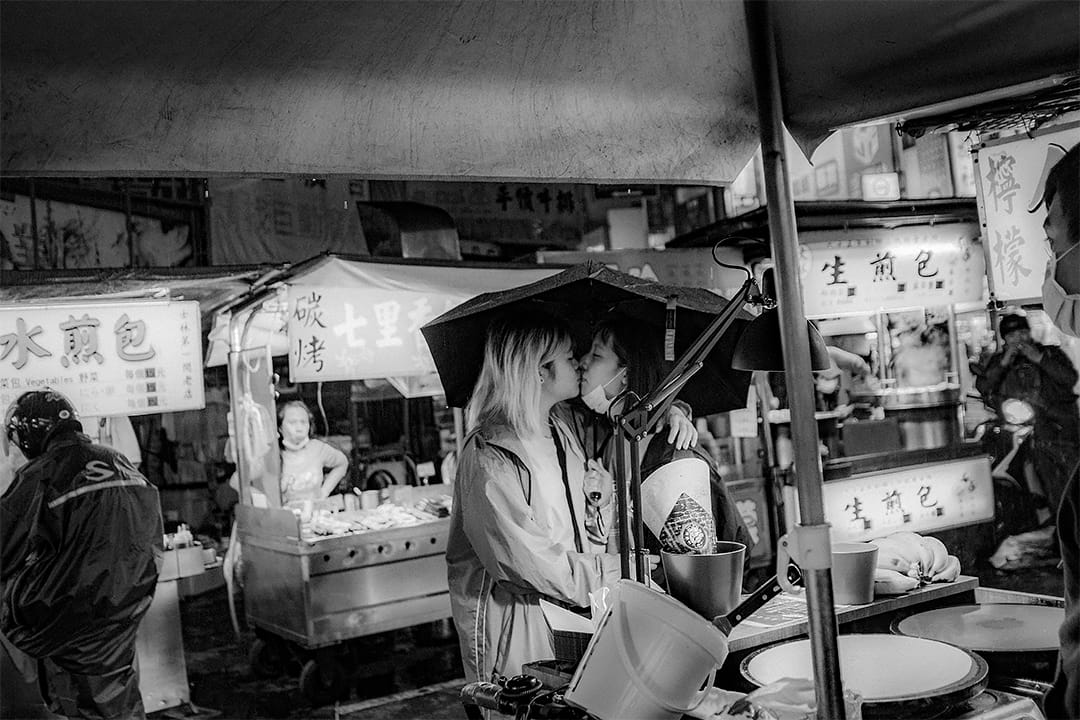 2020年4月11日士林夜市，一對戀人在夜市內買食物，為防疫安全，台灣自4月10日起著名觀光景點、國家公園、及夜市、寺廟等人潮密集的公共場地，實施人流管制措施。