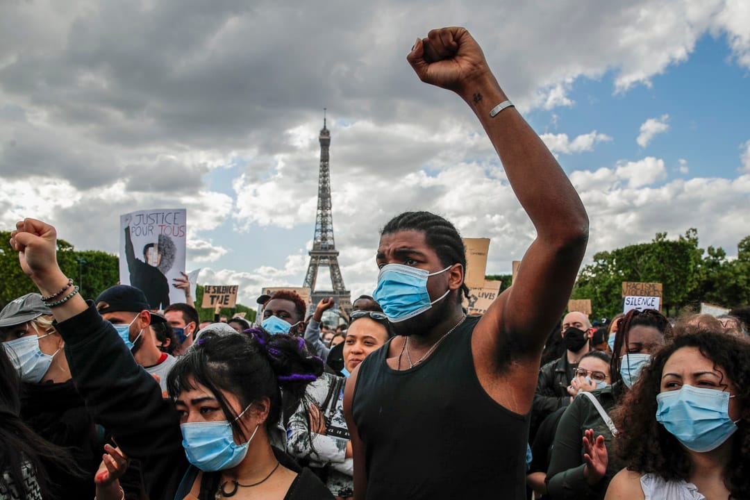 2020年6月6日,法国巴黎的民众上街声援美国示威。