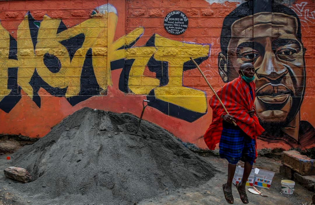 2020年6月3日肯亚奈洛比,一名男子在弗洛伊德的涂鸦前。