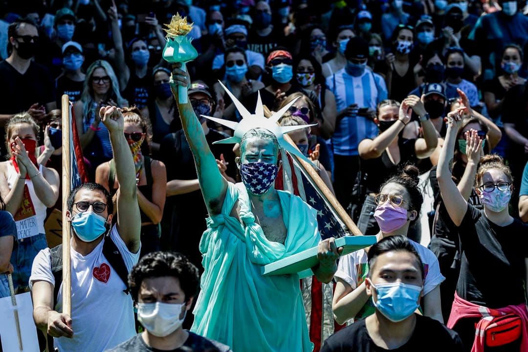 2020年6月6日,美国芝加哥游行队伍中,有游行人士装扮成自由女神像。