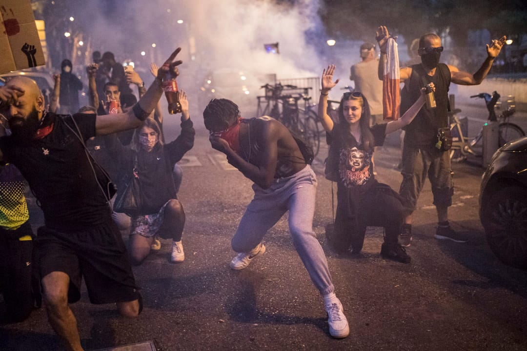 2020年6月6日,法国马赛的民众上街声援美国示威,警方施放催泪弹。