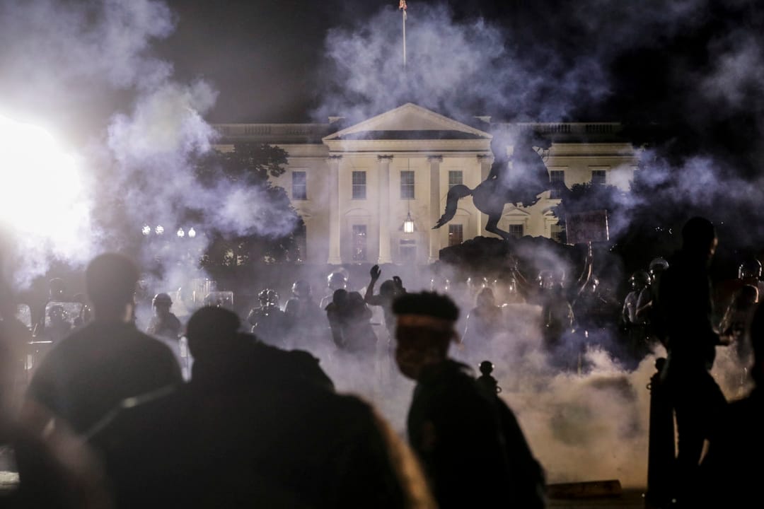 2020年5月31日，示威者在美國華盛頓特區白宮前舉行集會，期間警方施放催淚彈驅趕。