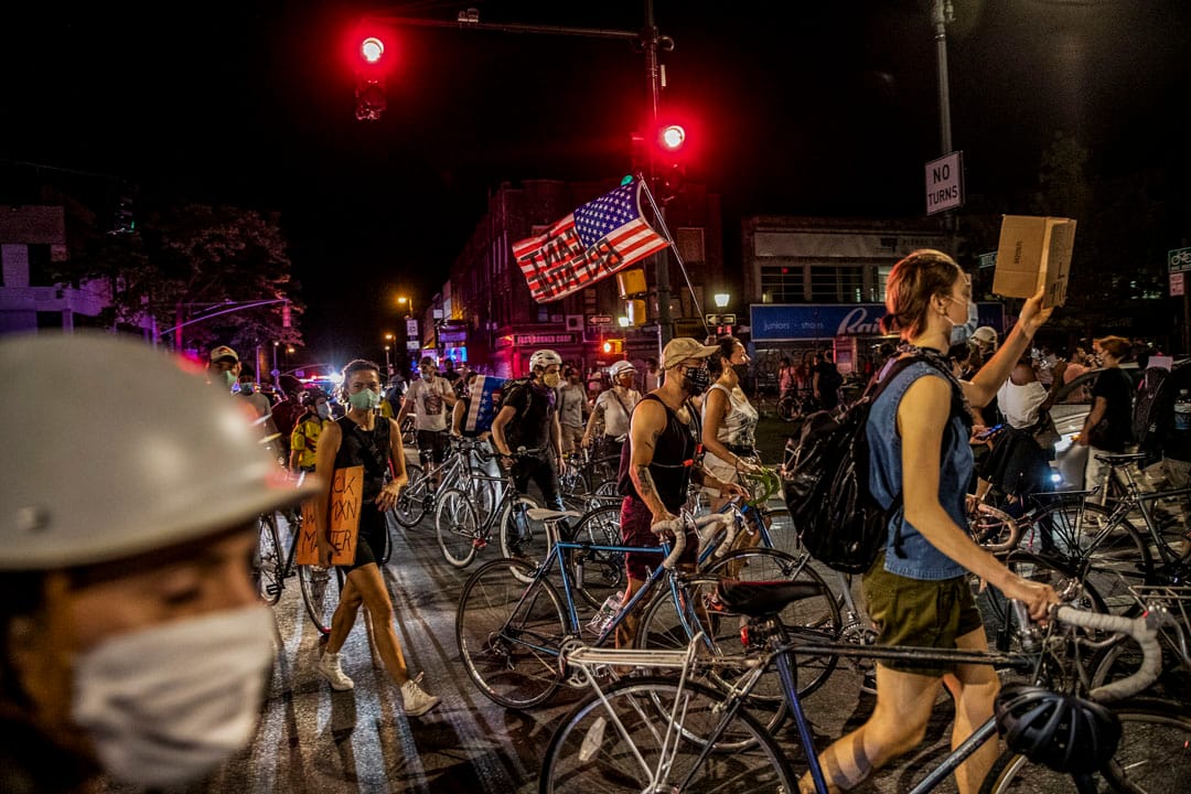 2020年6月6日,美国纽约的示威者游行抗议警方杀害弗洛伊德。