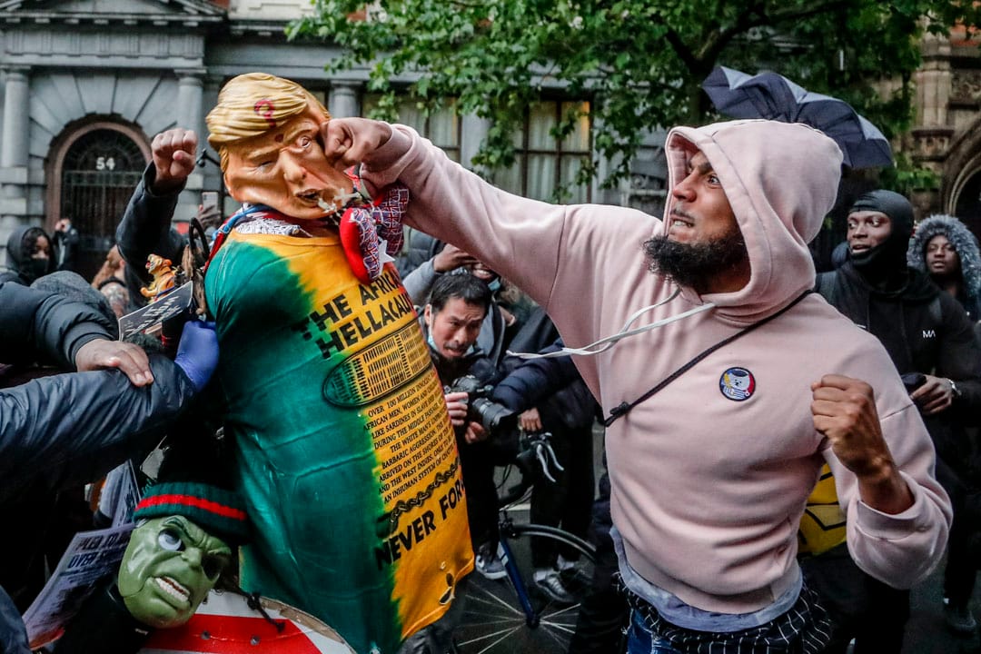 2020年6月6日,英国伦敦的示威者上街声援美国示威,期间拳击一个特朗普造型的玩偶。