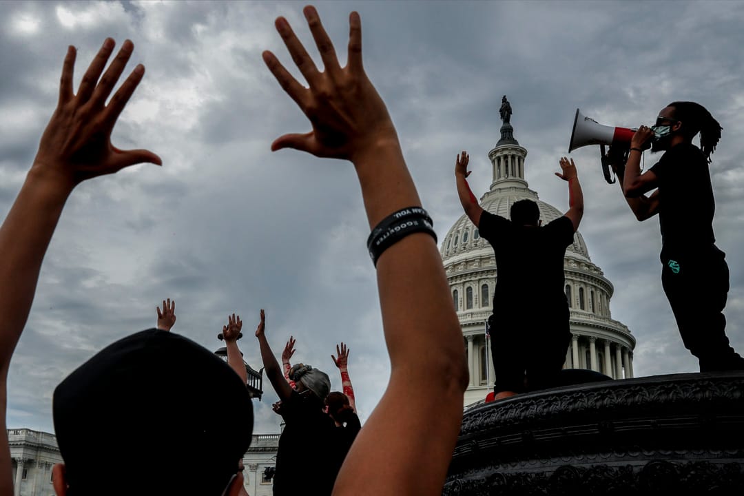 2020年6月3日,示威者在白宫外聚集抗议。