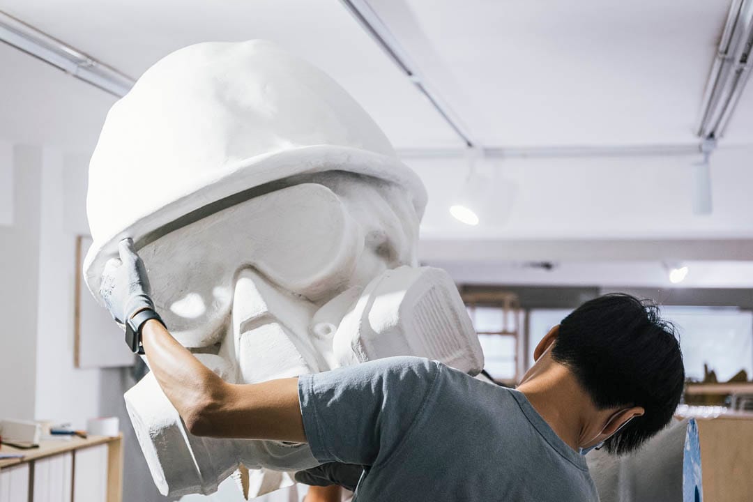 香港民主女神團隊為《我哋仲未＿＿展》佈展。