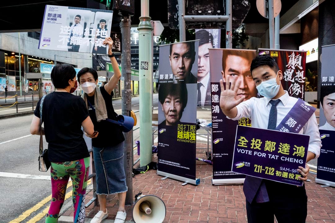 2020年7月11日，余若薇与陈淑庄协助公民党香港岛候选人郑达鸿拉票。摄：林振东/端传媒 