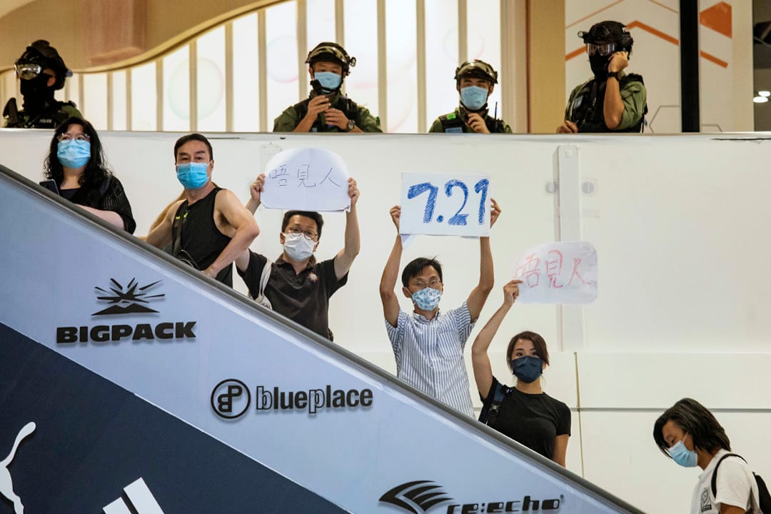 2020年7月19日，立法會議員朱凱迪和何桂藍於元朗YOHO商場抗議。攝：陳焯煇/端傳媒