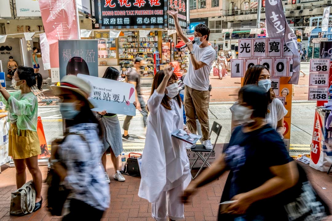 2020年7月12日，民主党邝俊宇协助杨雪盈在铜锣湾宣传。摄：廖雁雄/端传媒 