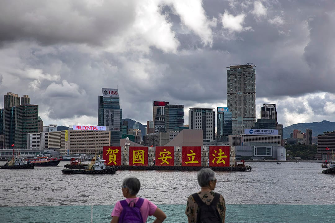 2020年7月1日香港,一艘貨船在維港經過,並貼上標語慶賀國安法。攝:陳焯煇/端傳媒