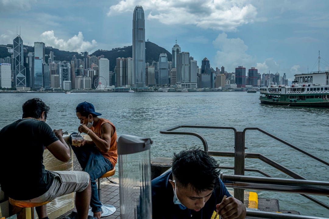 2020年7月29日，港府宣布全日禁餐厅堂食，但并没有规定强制居家工作，香港打工仔于午餐时分流离失所，拿著外卖食物到处找地方吃饭。尖沙咀海旁工人们于烈日在维港下吃午饭。