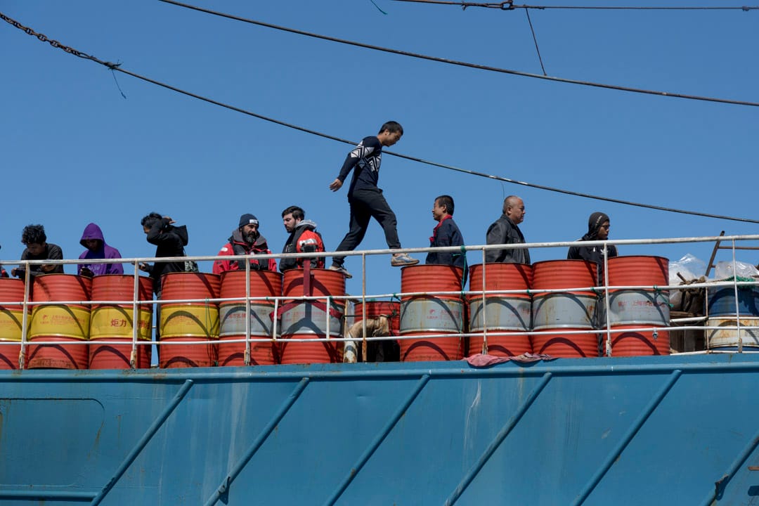 船上最年轻的小王，20出头，第一次出海，合同签了两年。