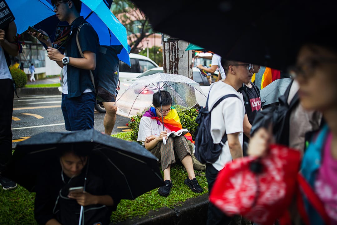 2019年5月17日，台北立法院外挺同團體發起集會，一名參與者在看書。