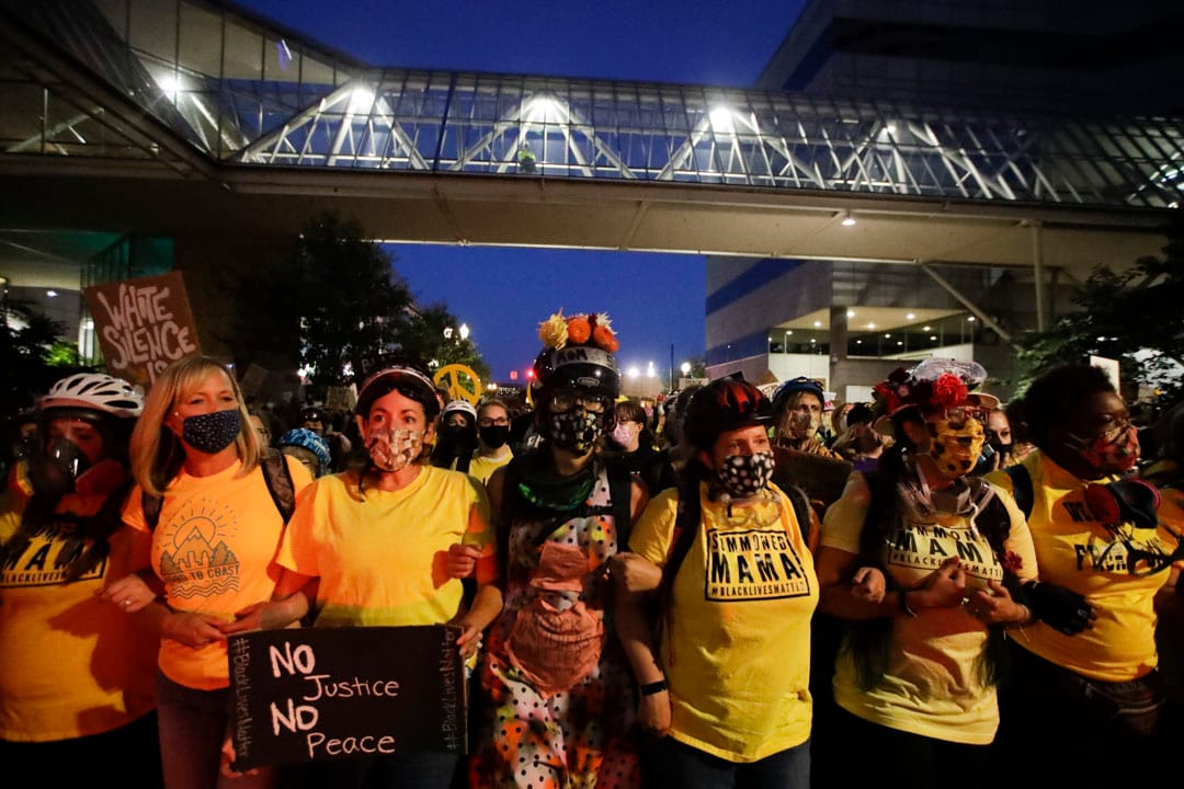 2020年7月24日，一群自称“妈妈人墙”的示威者，以黄色上衣为记，跷手筑成人墙，与全副武装的联邦人员对峙。