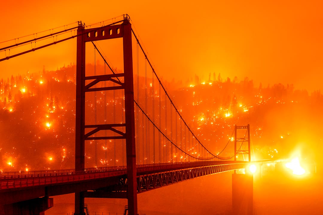 2020年9月9日，加州山火的余烬将比德韦尔巴大桥后的山坡照亮。