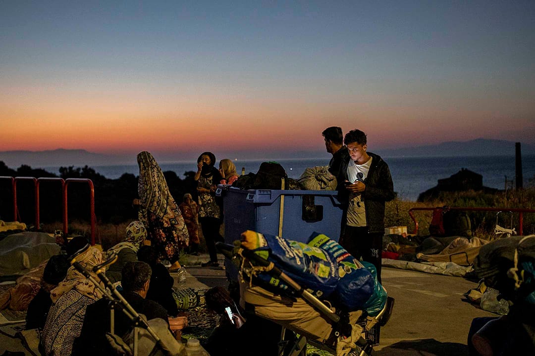 2020年9月11日，希臘萊斯沃斯島上上的莫里亞營地著火後，難民和移民在加油站找到住處。