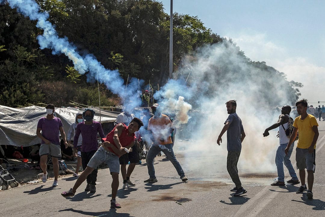 2020年9月12日，莫里亞難民營的難民擲回防暴警察發射的催淚彈。