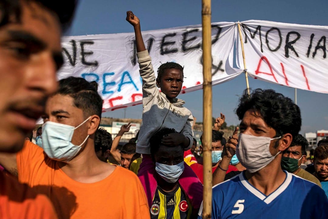 2020年9月12日，希臘萊斯沃斯島、莫里亞難民營大火後，當局宣布將在島上設置臨時難民營，隨即引發示威。