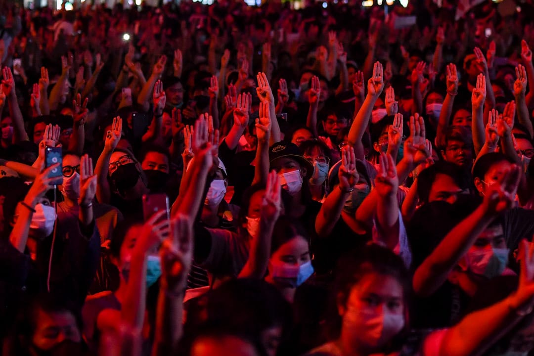 2020年10月15日，反政府示威者高舉了三隻手指， 成千上萬的泰國反政府示威者佔領了曼谷的主要道路，要求泰國總理巴育辭職，並對君主制進行改革。