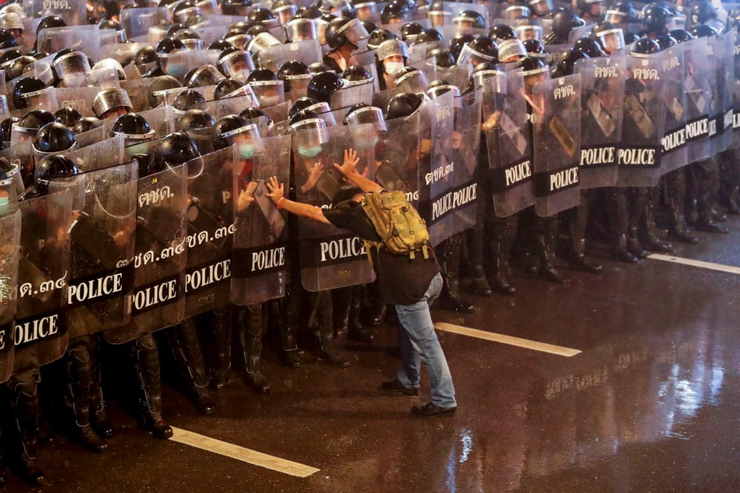 2020年10月16日泰國曼谷，一名男子在反政府抗議活動中向警察推撞。