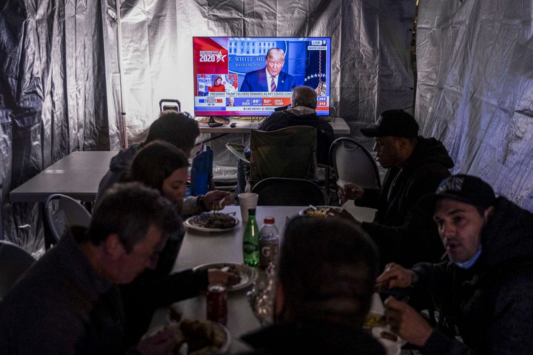 2020年11月5日美國特拉華州威明頓大通中心外，媒體工作人員於拜登的競選總部觀看美國總統特朗普的記者會。