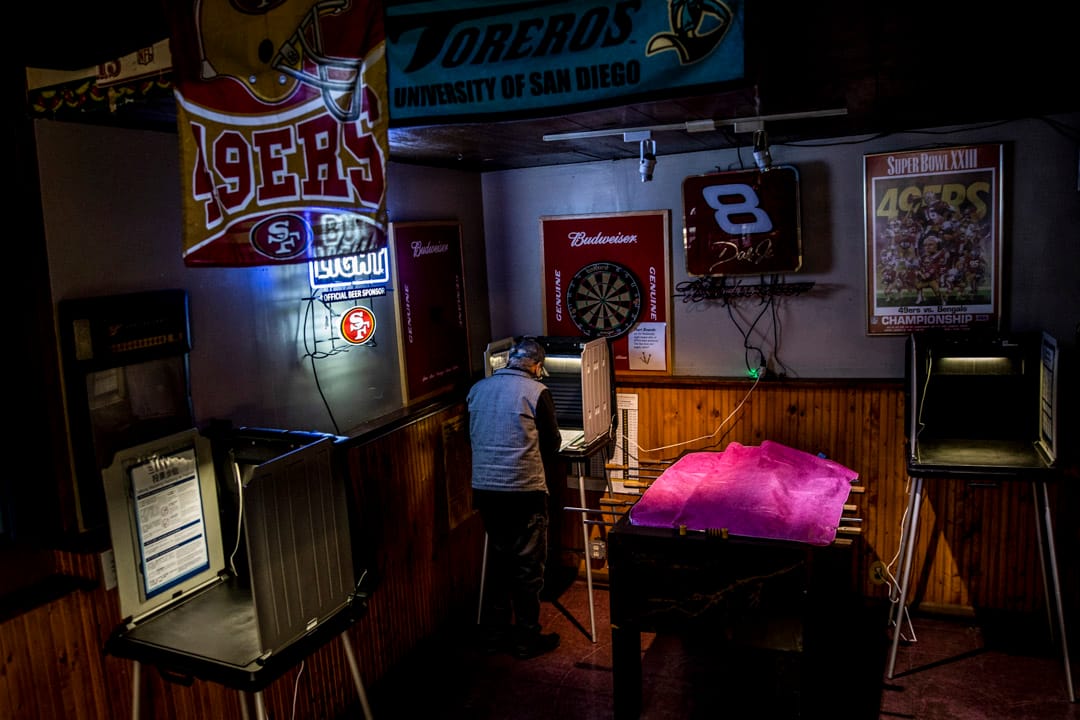 2020年11月3日加利福尼亞舊金山，選民在一間酒吧投票站内投票。