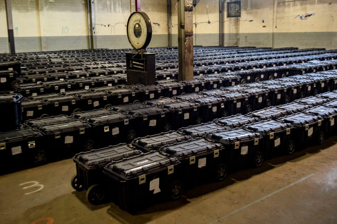 2020年11月4日賓夕法尼亞州匹茲堡，裝有選票的手提箱於選舉倉庫中，由阿勒格尼縣警察保管。