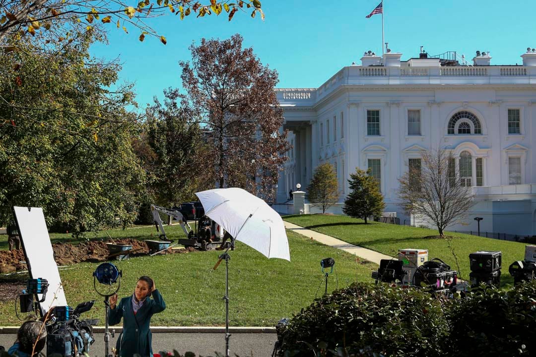 2020年11月4日美國華盛頓，2020年美國總統大選取得初步點算結果，記者在白宮等待消息。