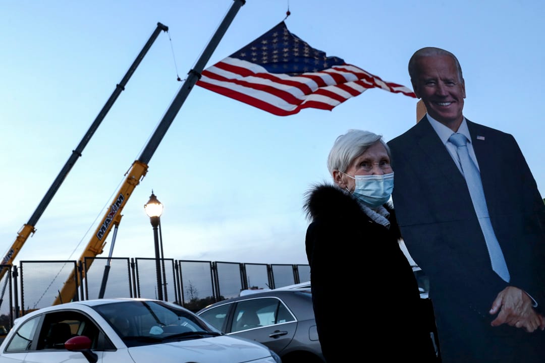 2020年11月5日賓夕法尼亞州，拜登支持者與他的紙牌合照。