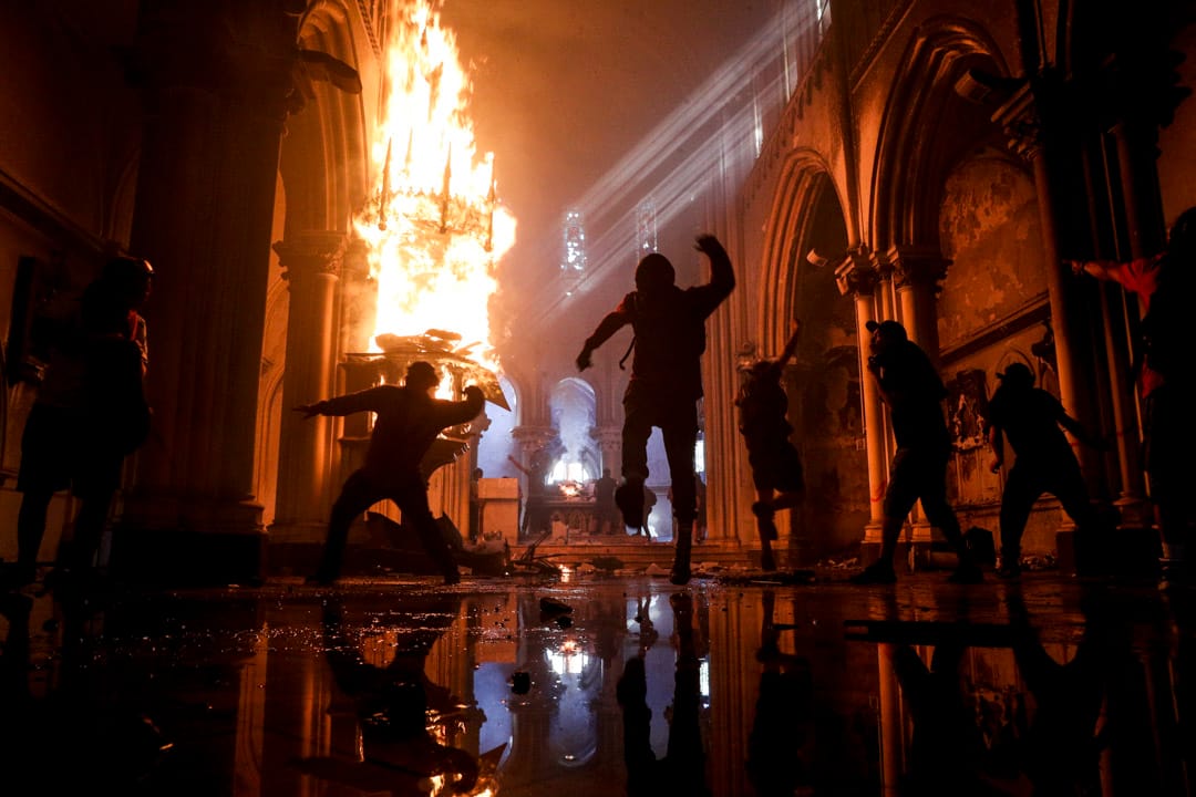 2020年10月18日，智利首都聖地牙哥的意大利廣場聚集數萬人，紀念去年反政府示威一周年，和平集會入夜後，示威者與警方激烈衝突，有示威者更向1876年建造的聖法蘭西斯科．博爾哈天主教堂縱火。