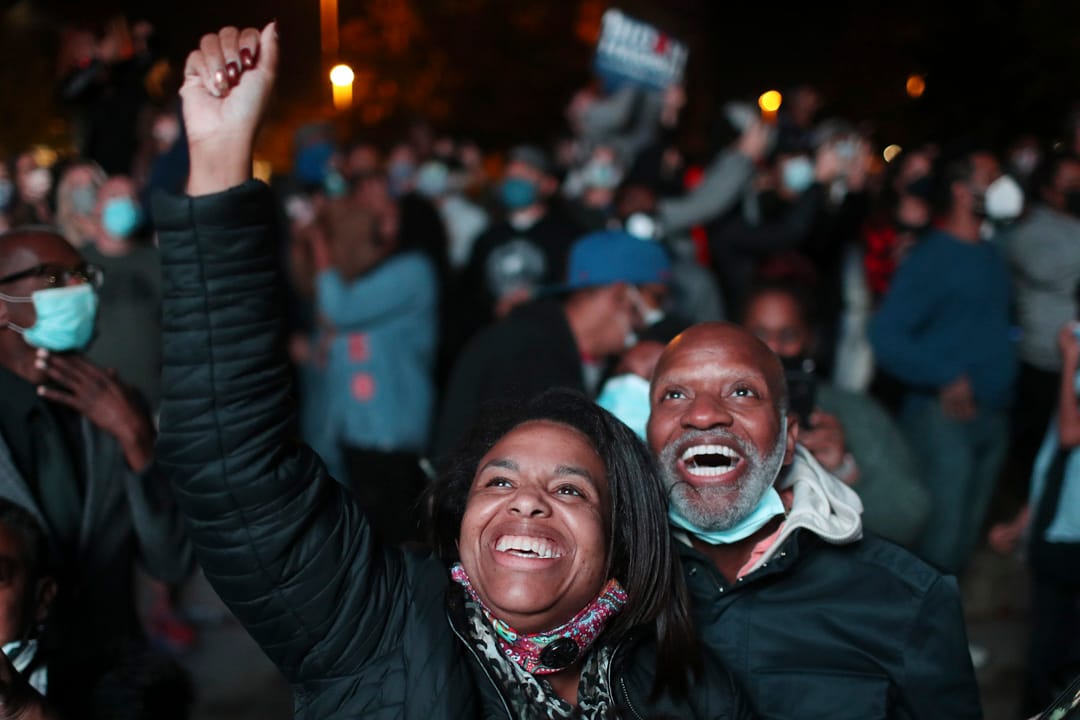 2020年11月7日，美國總統大選經過漫長的點票過程後，民主黨候選人拜登勝出選舉成為下一任美國總統，在特拉華州威爾明頓支持拜登的人們在慶祝。