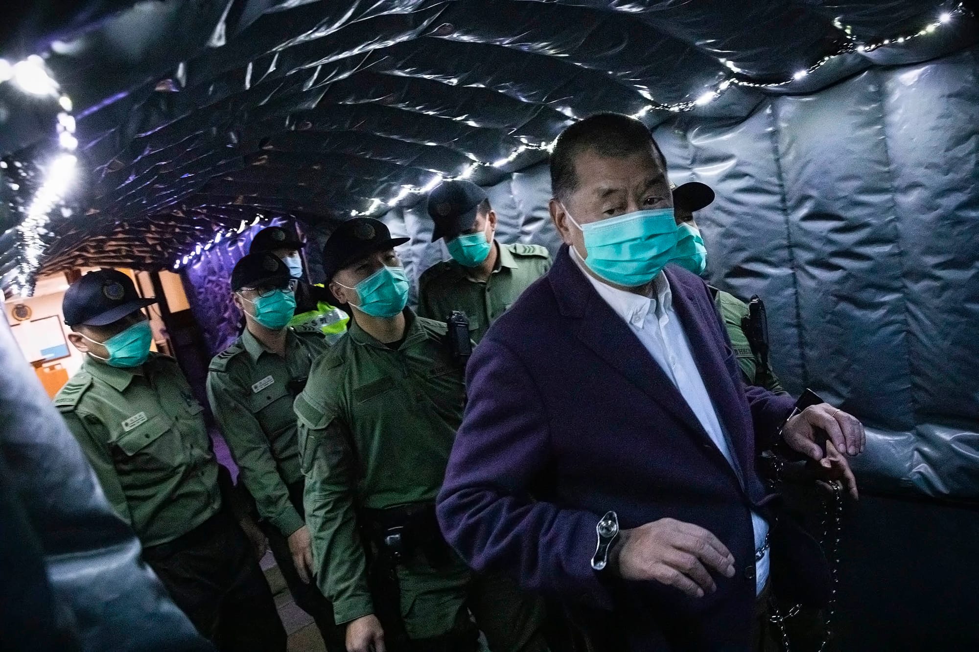 2020年12月31日，黎智英由終審法院還押候審。 壹傳媒集團創辦人黎智英被控「欺詐罪」及《港區國安法》下「勾結外國或境外勢力危害國家安全罪」，上週在高等法院獲准保釋，惟律政司向終審法院申請上訴許可、並且申請在等候上訴許可期間再次羈押黎智英。