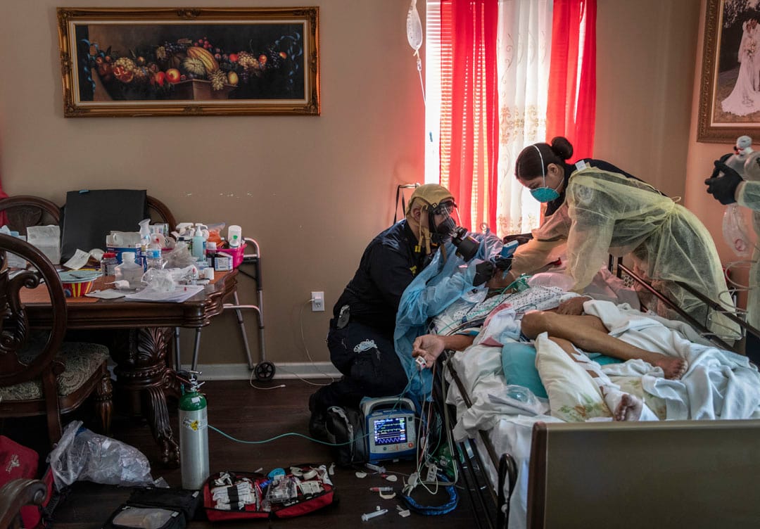 2020年4月6日，紐約醫護人員為一名92歲的新冠病毒患者插管，然後用救護車將他運送到附近醫院。