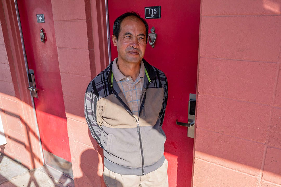 王勤良（音）站在汽车旅馆的房间门口，他在今年3月因为疫情丢了工作，因此东进“淘金”，如今因身陷大麻骗局而面临指控。