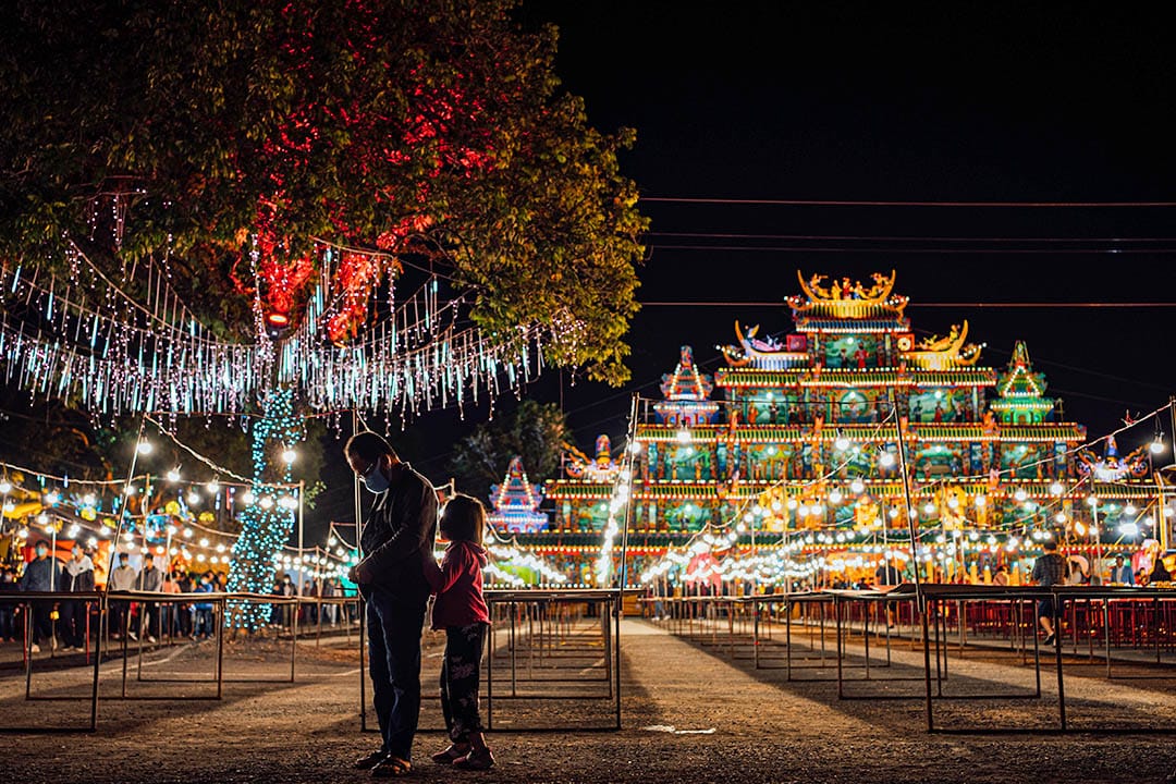 夜間,埔里各大「醮壇」光彩奪目,吸引不少遊客前來看醮。