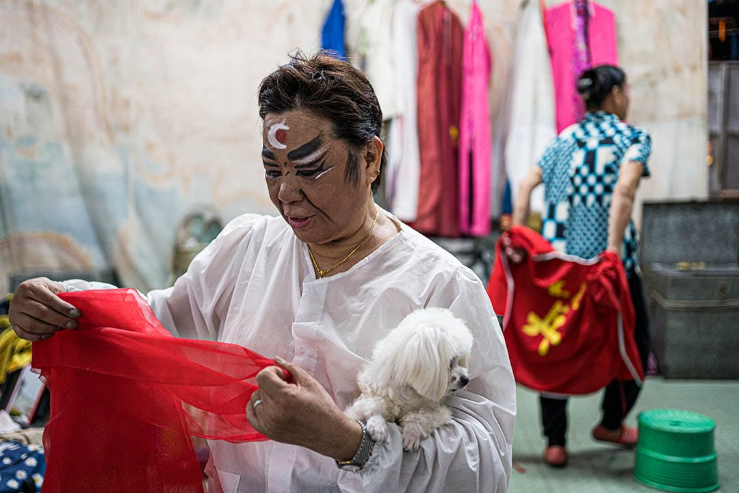 2020年台灣南投埔里祈安清醮儀式,一名信徒抱著他的狗一起來參與活動。