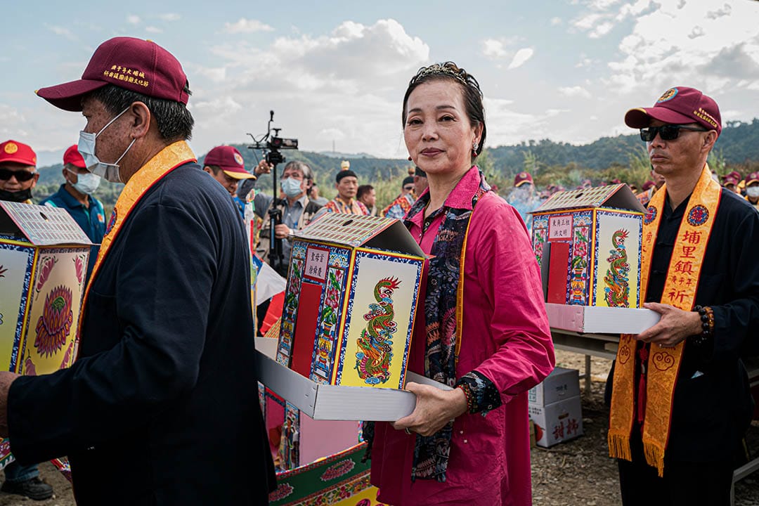 手持水燈,等待「放水燈」儀式的信眾。