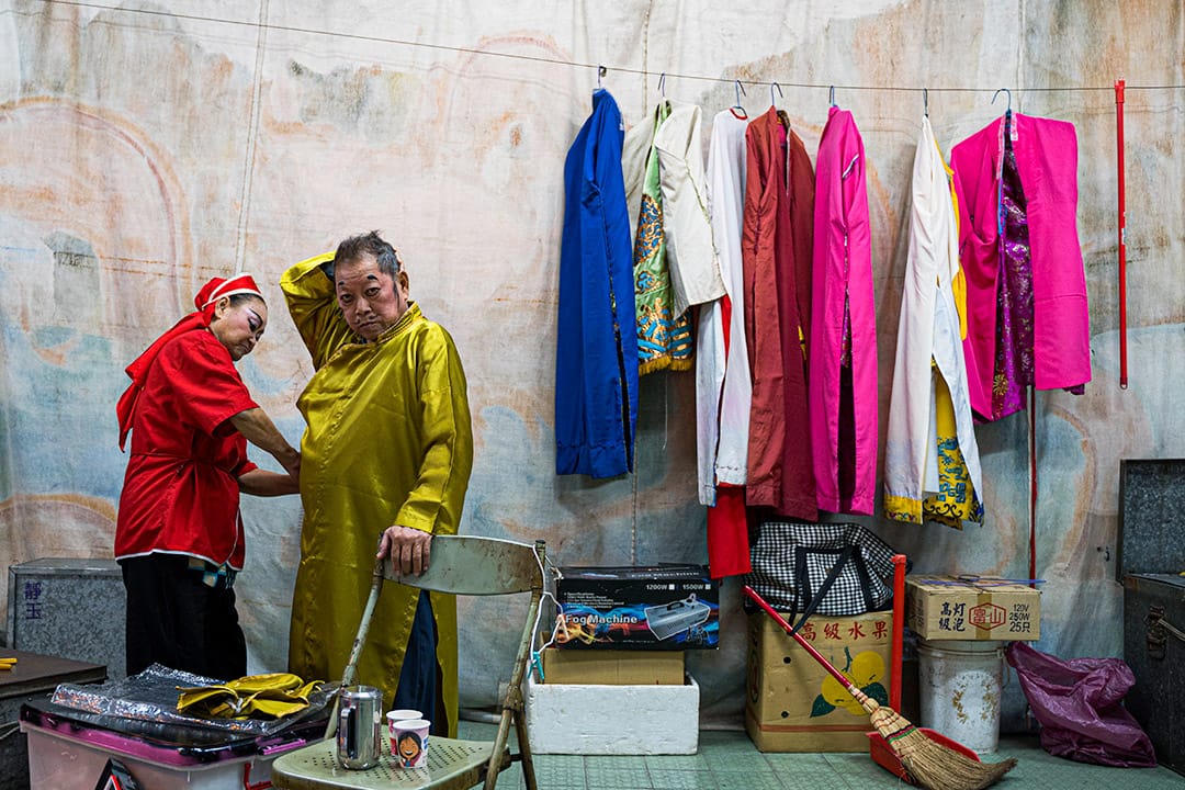 祭典期間,全鎮居民都會動員參與。圖為準備上台扮戲酬神的人員。