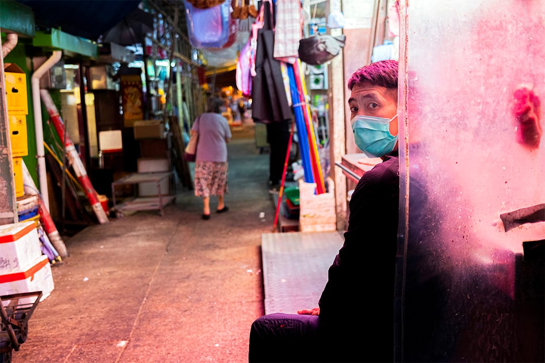 2021年1月21日，街市的猪肉佬坐下休息。