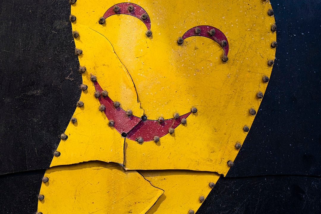 2021年1月21日白加士街的足浴店外，一个破旧关掉的招牌。